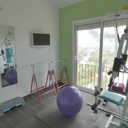 בית נופש House 13 *